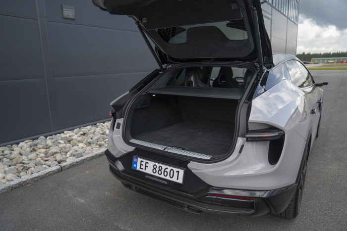 Das Ladevolumen liegt zwischen 611 und 688 Litern. (Bild: Lotus)